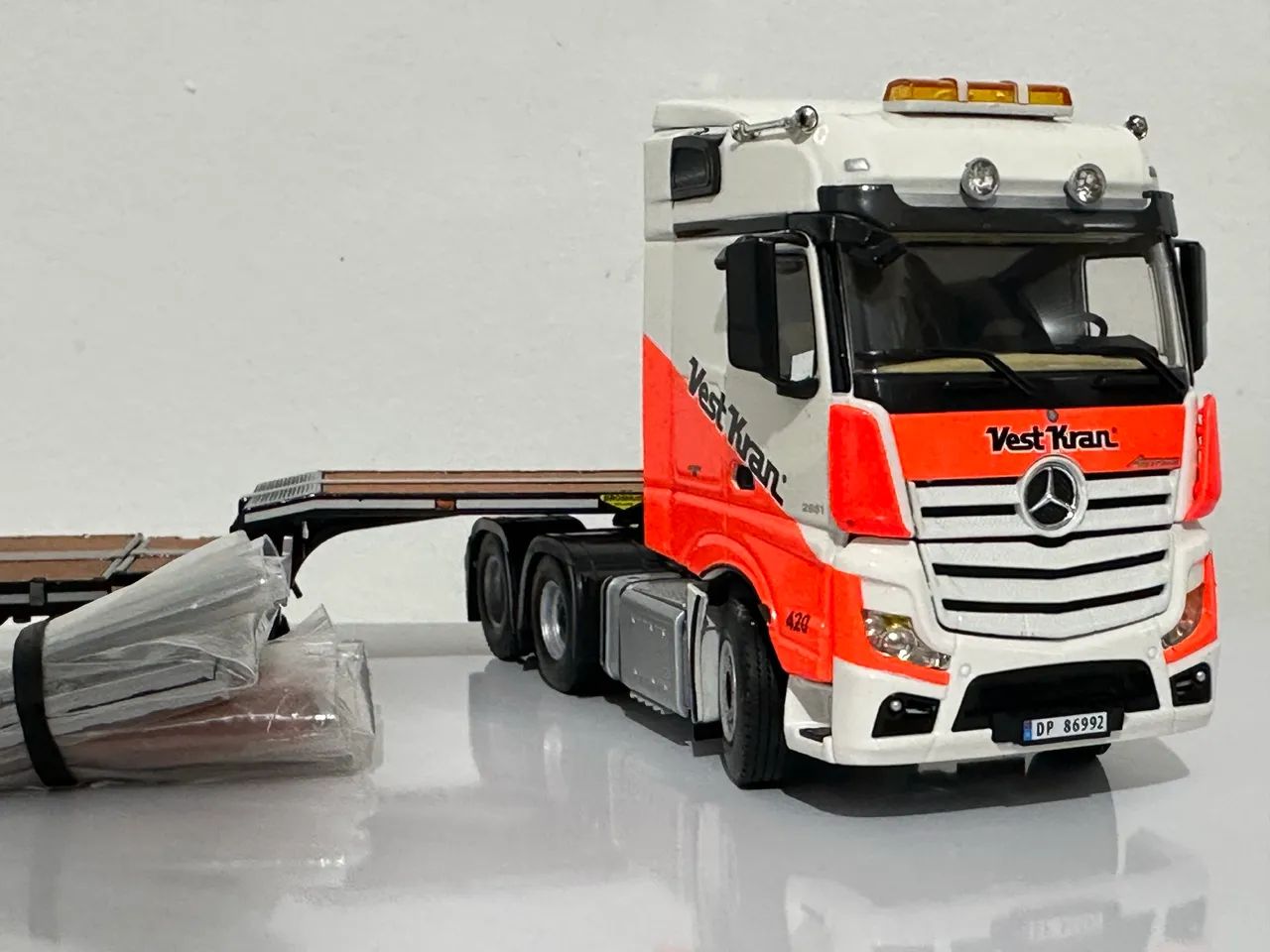 Miniatura wsi Mercedes actros 1/50 com prancha expansiva - Hobbies