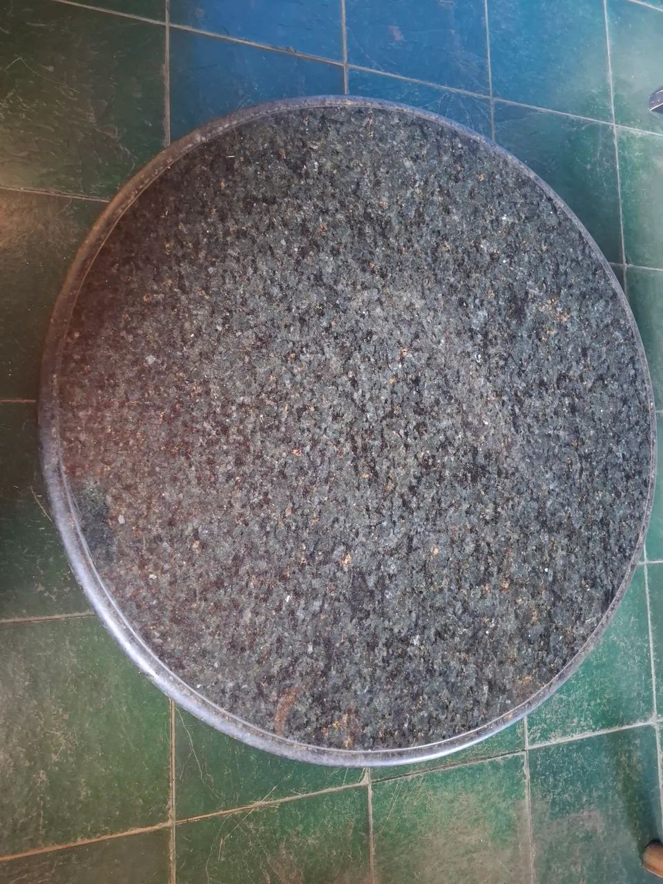 Mesa redonda de madeira maciça e tampo de granito  - Foto 3