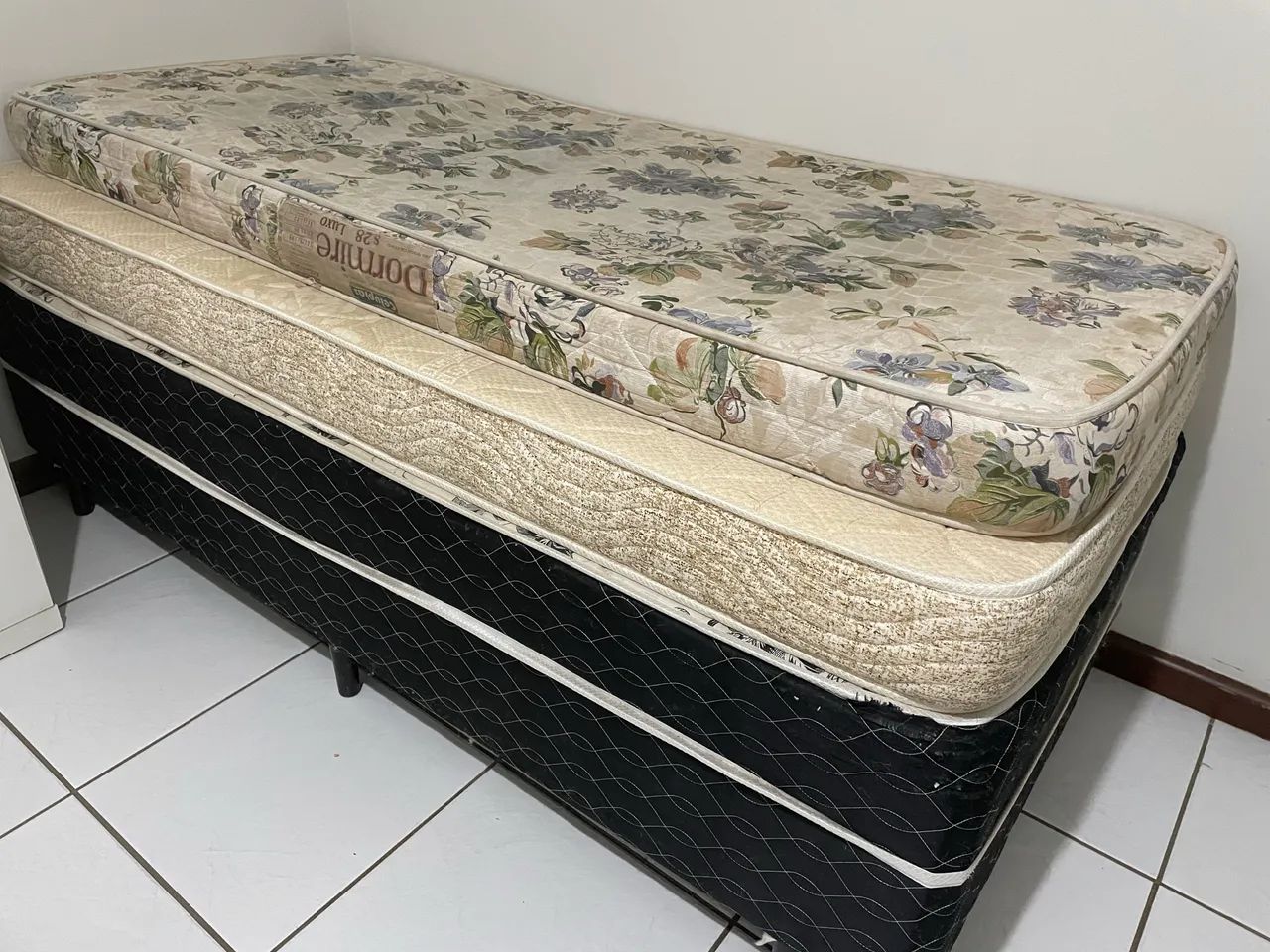 Vendo cama solteiro com colchão 
