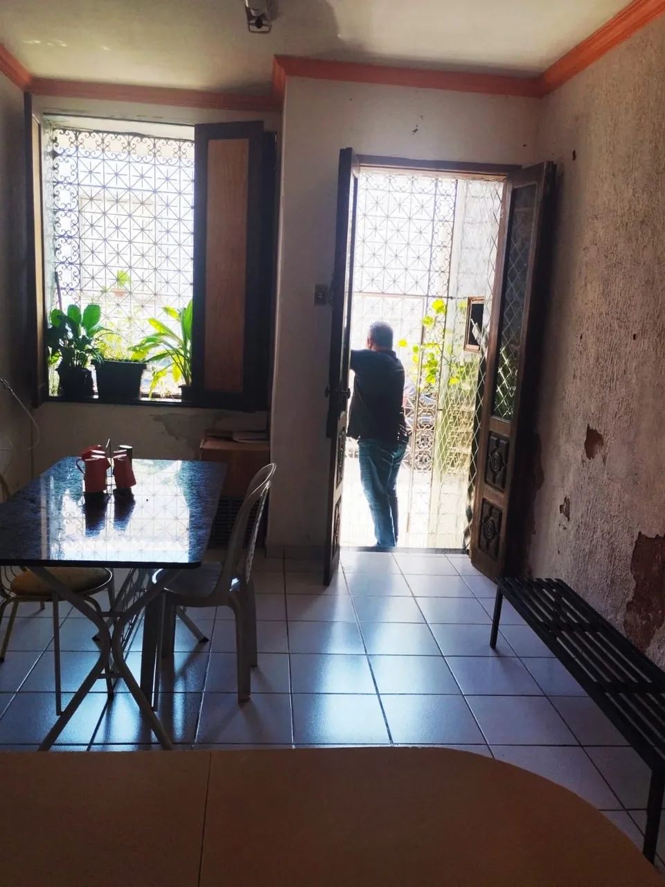 VENDE-SE CASA NO CENTRO PRÓXIMO AO DUTRA