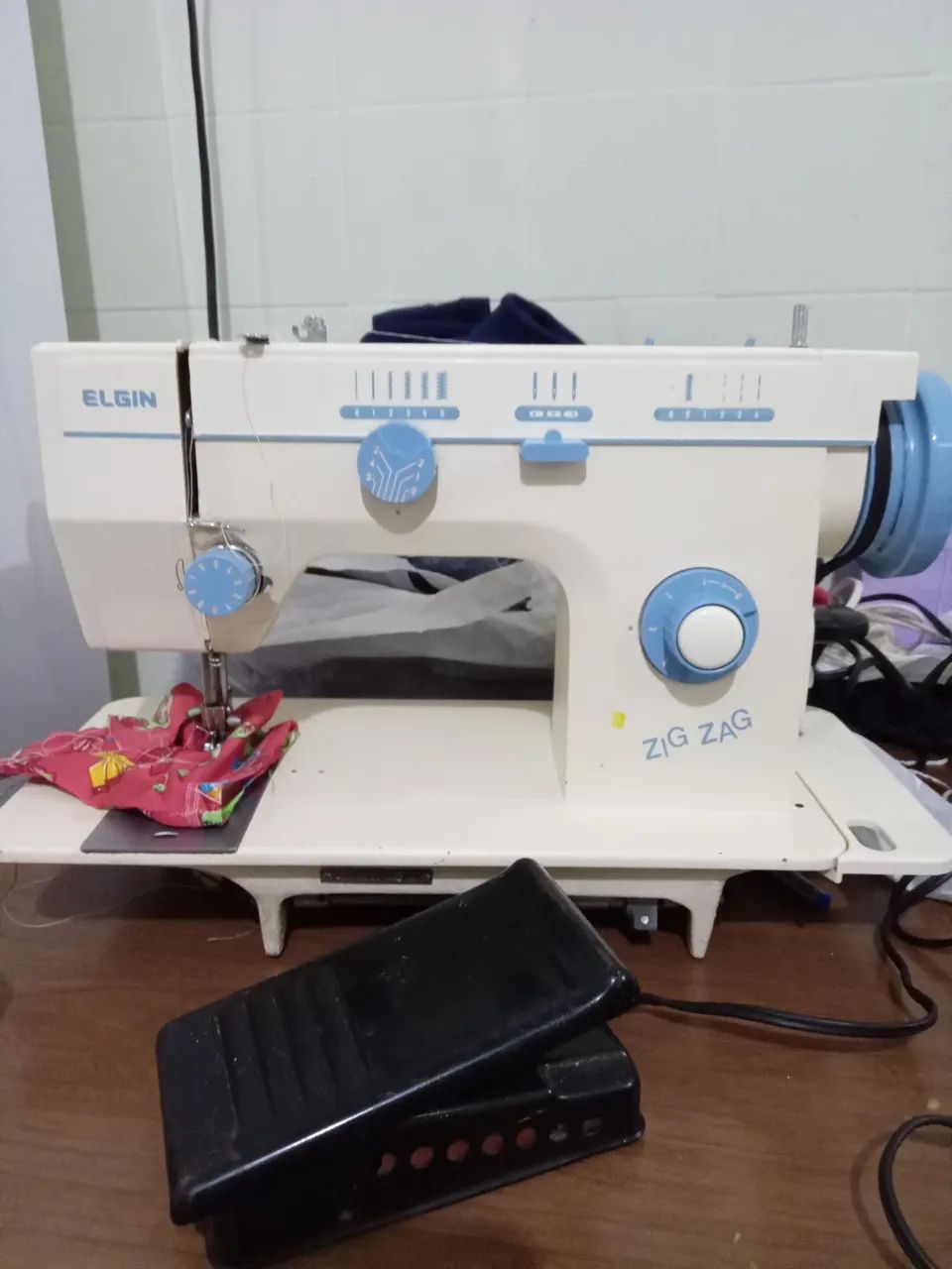 Máquina de costura Elgin