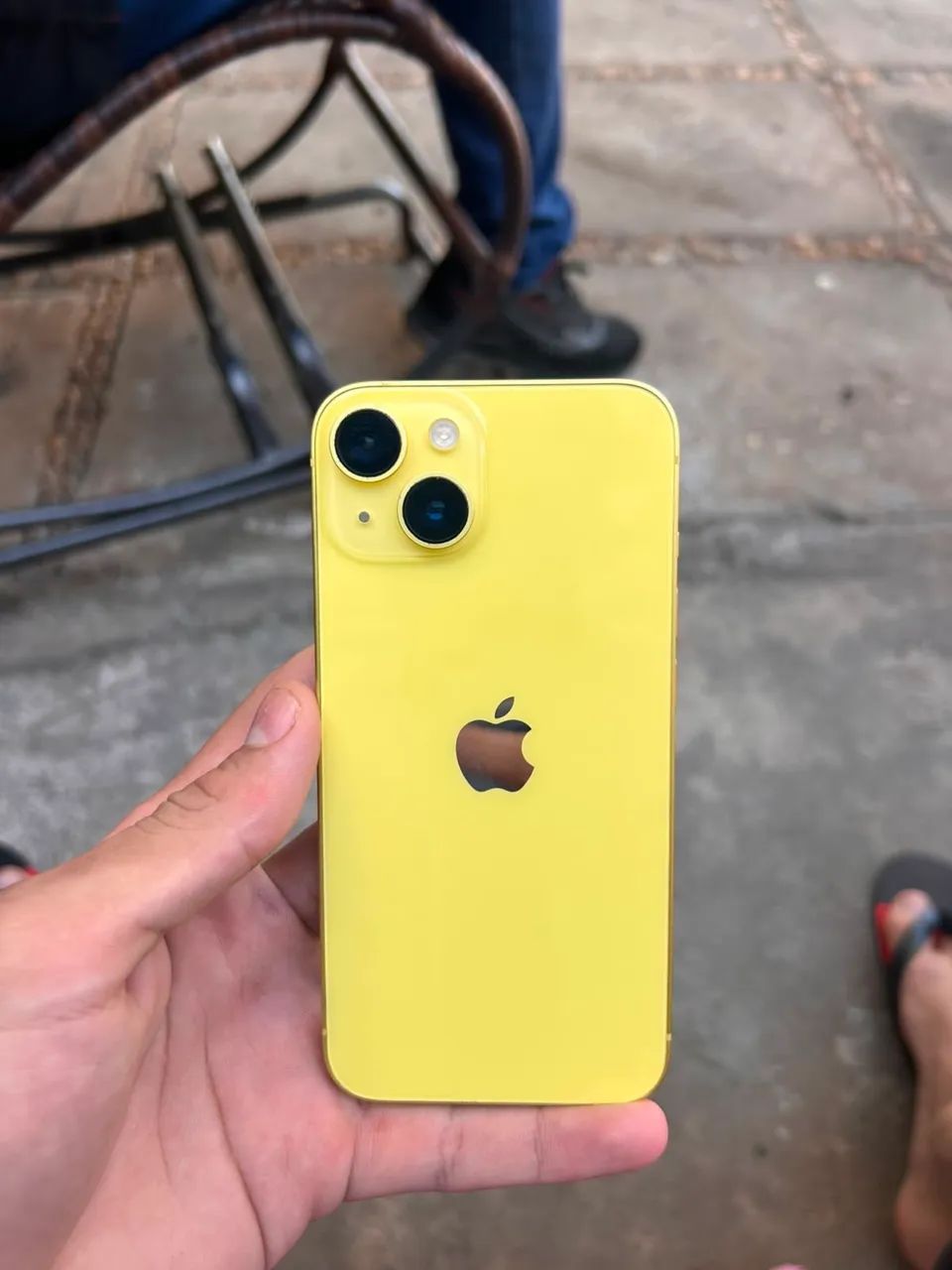 Vendo iPhone 14 com 256gb, e 83% de bateria, sem detalhes