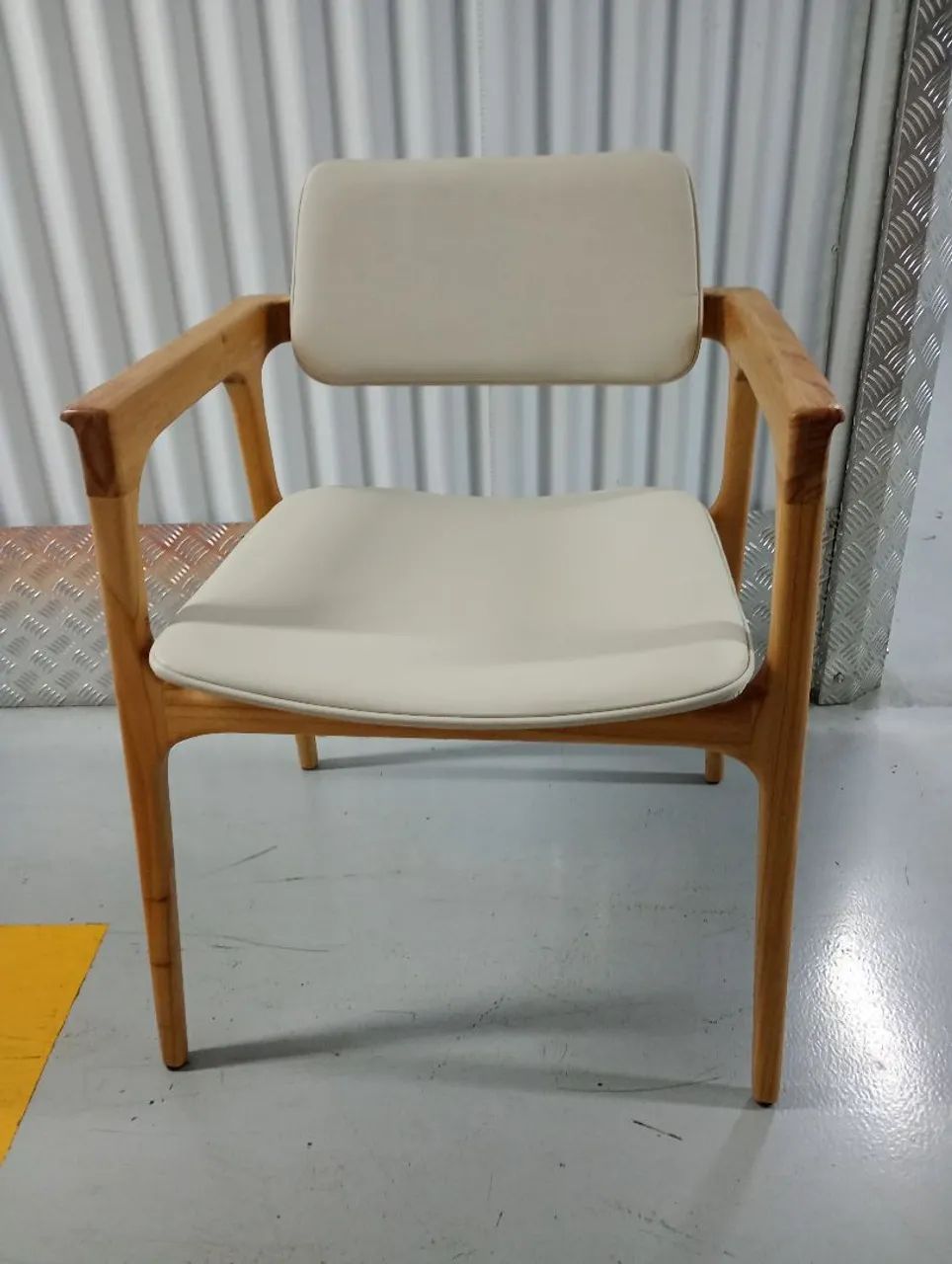 Mesa com 8 cadeiras de design elegante com braços em madeira - Foto 3