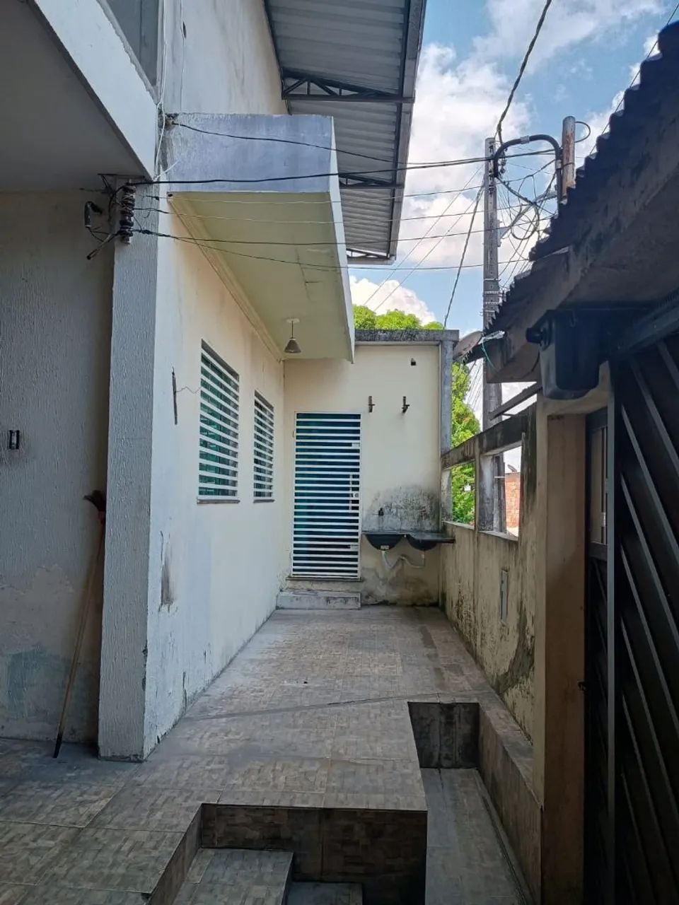 Casa com 3 qtos , 2.andar , garagem  , murada