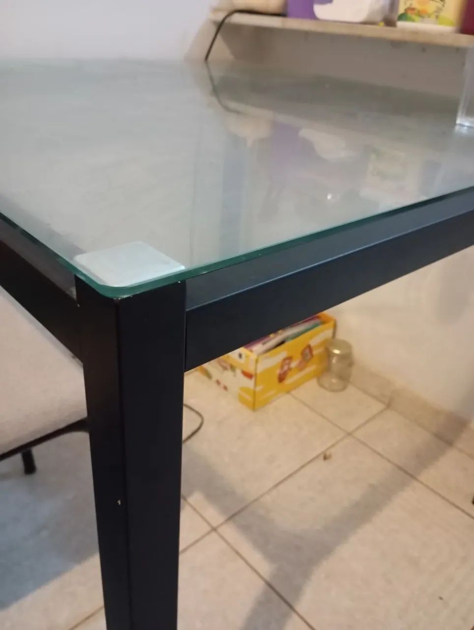 Mesa de vidro com 4 cadeiras - Foto 3
