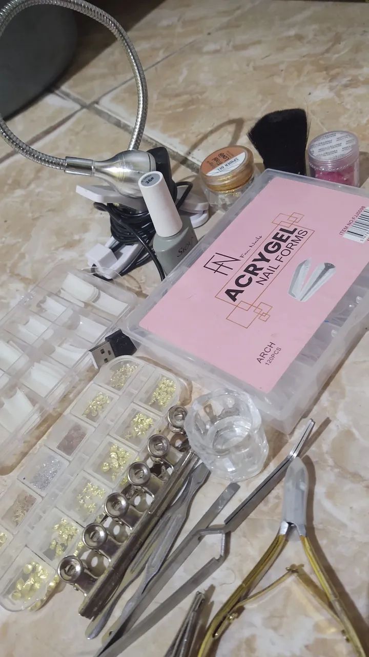 Itens para fazer unhas 