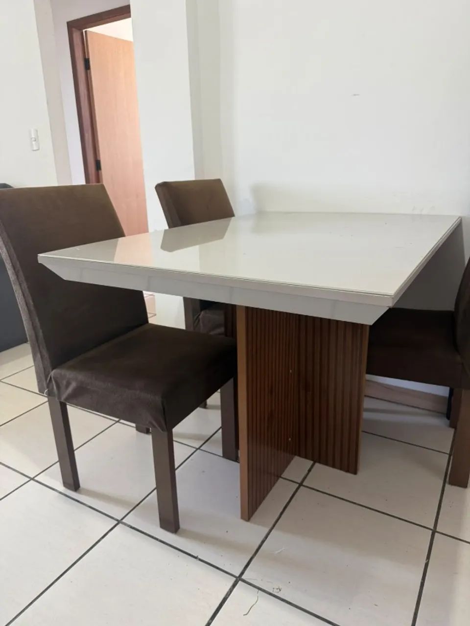 Mesa de Jantar Moderna com Tampo de Vidro + 4 Cadeiras - 4 Lugares - Foto 3