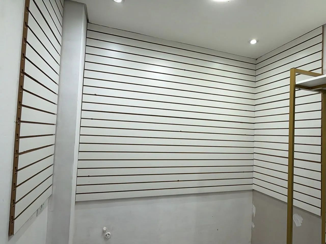 Paineis canaletados para loja