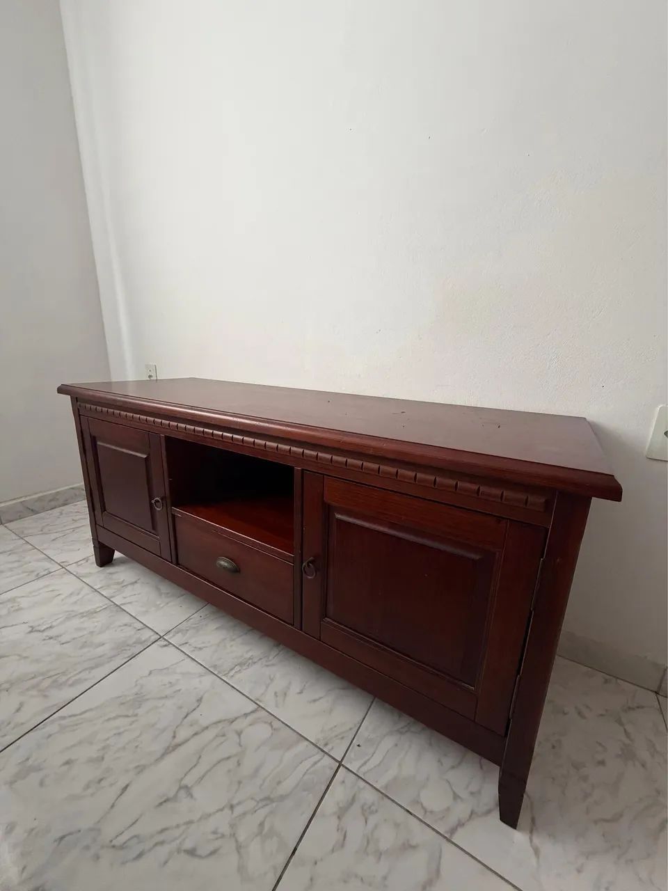 Rack de madeira maciça com portas e gaveta  - Foto 3