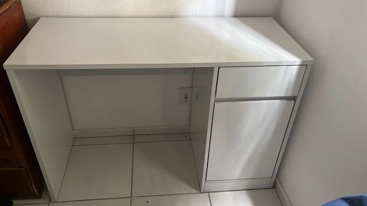 Mesa de escritório branca com gavetas