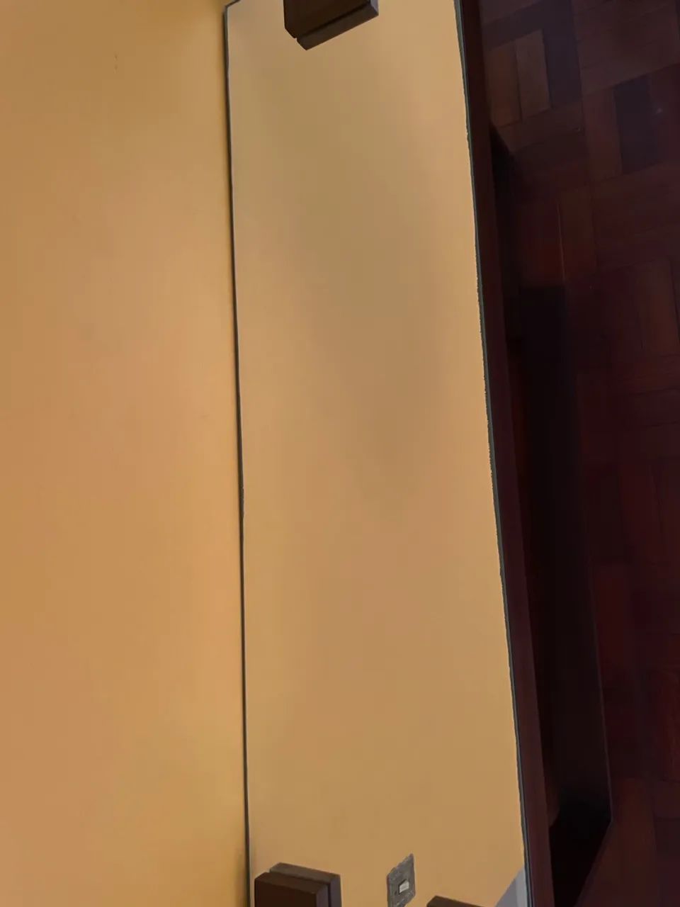 Mesa de madeira com tampo de espelho 