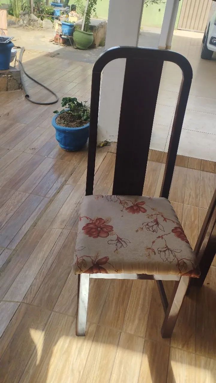 Vende-se mesa de madeira com 6 cadeiras - Foto 5