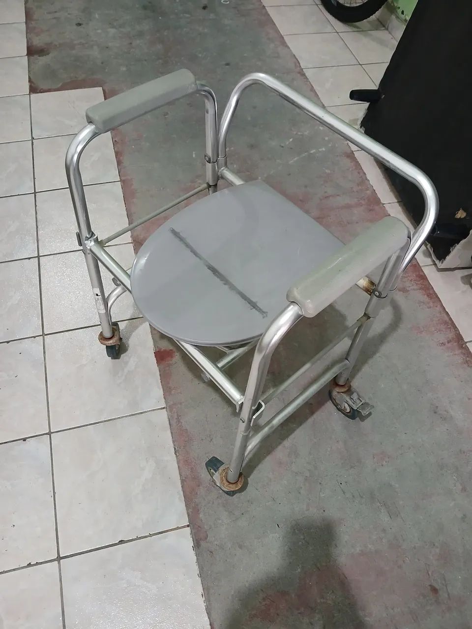 Cadeira de banho  td em alumínio 