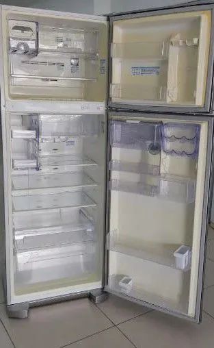 Geladeira semi nova em perfeito estado 950$$  - Foto 2
