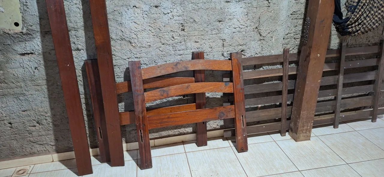 Cama de madeira solteiro
