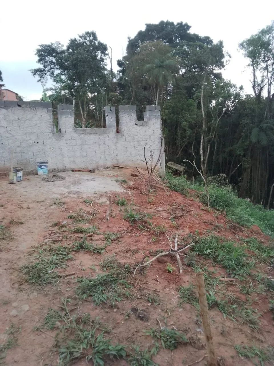 Terreno a venda c/ uma casa em obra. - Foto 5