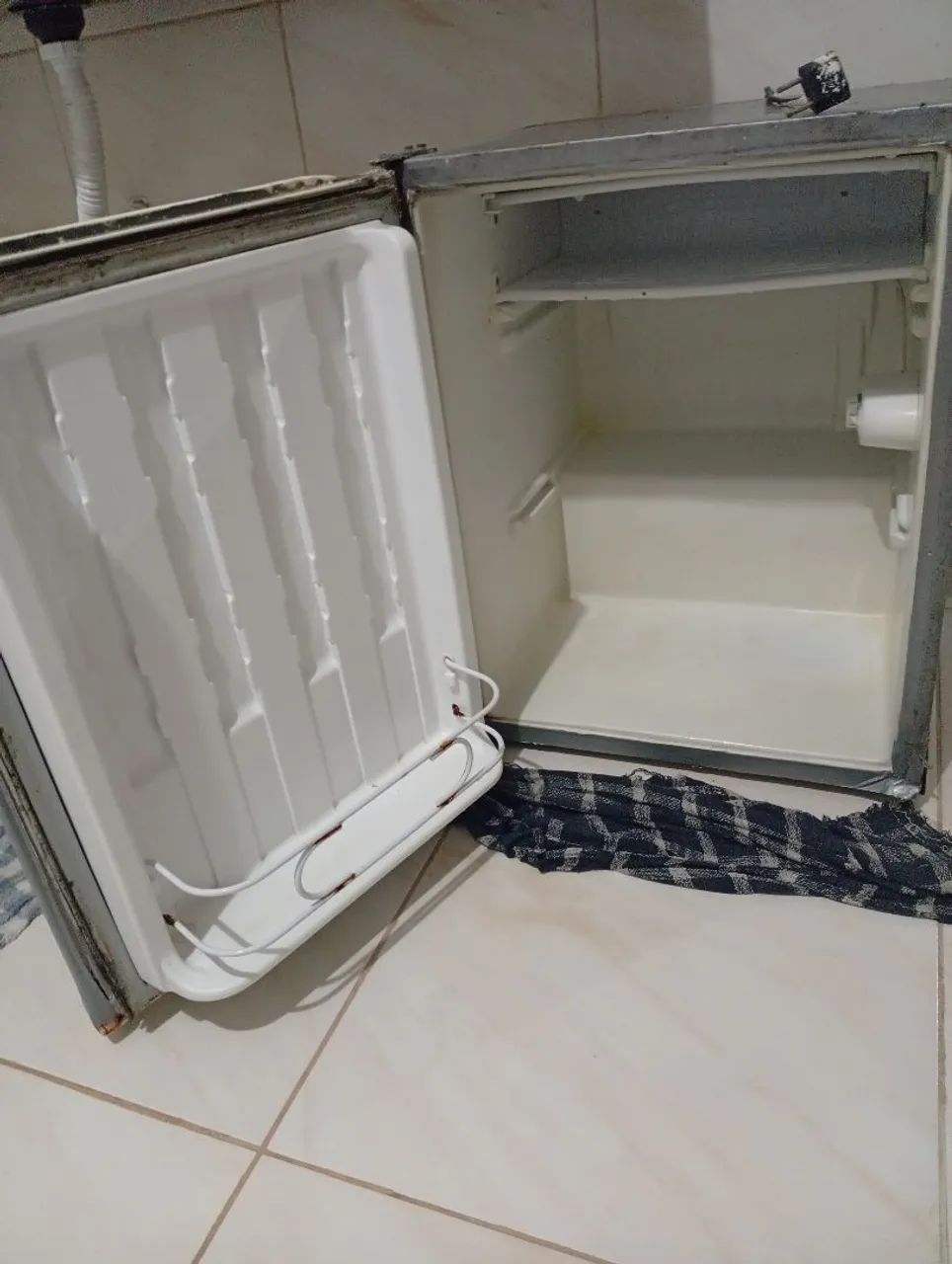 Vendo frigobar usado.