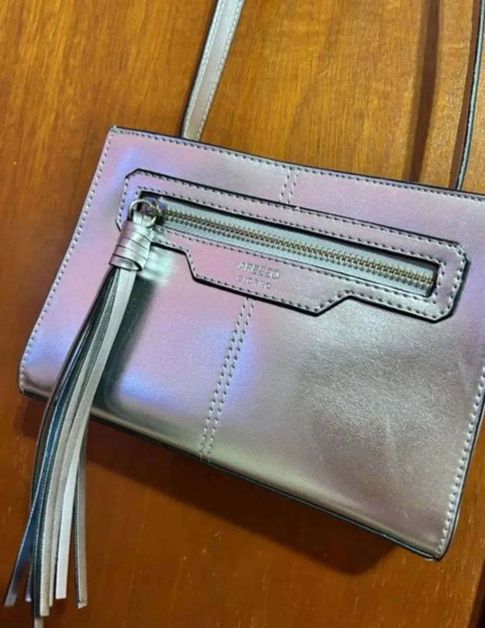 BOLSA AREZZO PRATA METALIZADA COM TASSEL