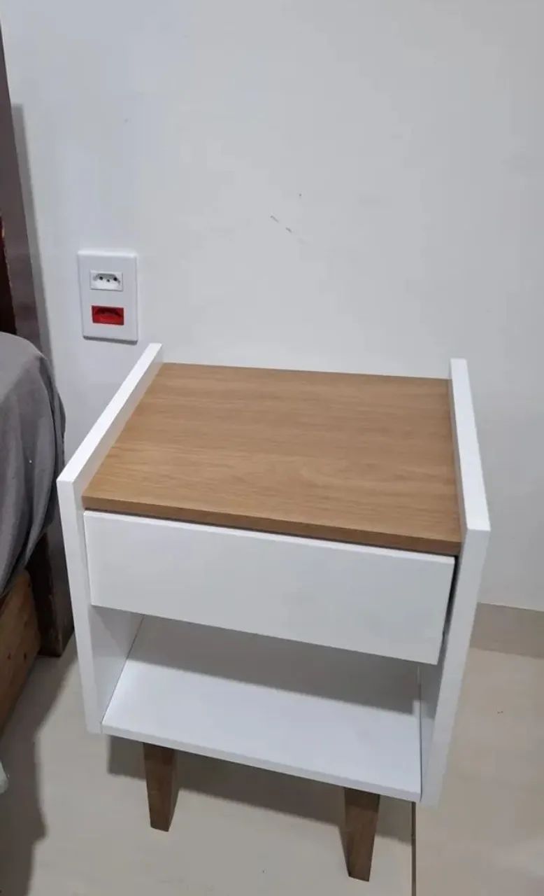 Mesinha de cabeceira