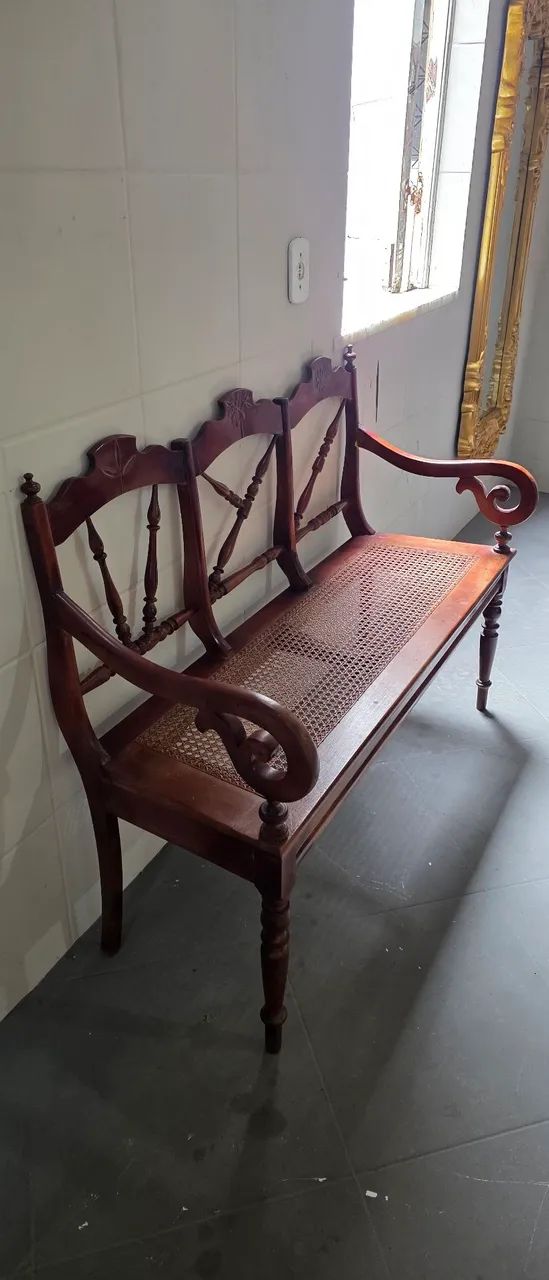Móveis antigos, banquinho antigo madeira e palhinha - Foto 2