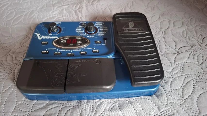 Pedaleira Behringer V-AMP com pedal de efeitos - Foto 3