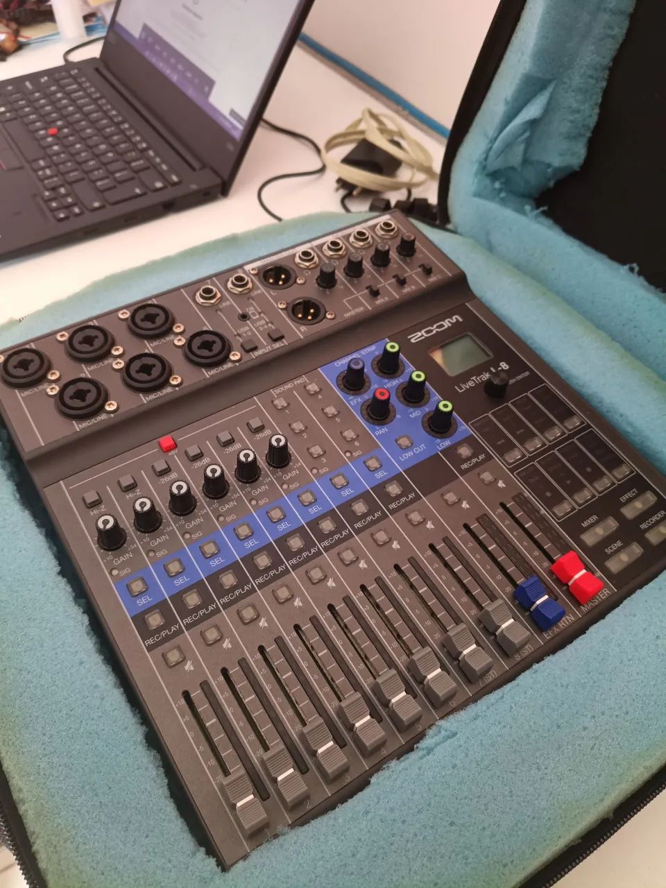Mesa de Som Digital e Interface L-8 LiveTrak