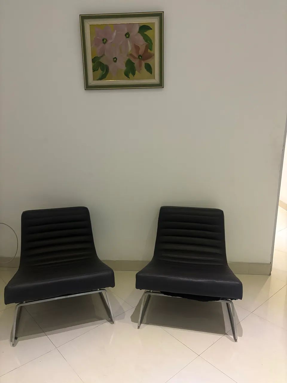 Par de  poltronas decorativas revestido em couro legítimo e pés em  e alumínio 