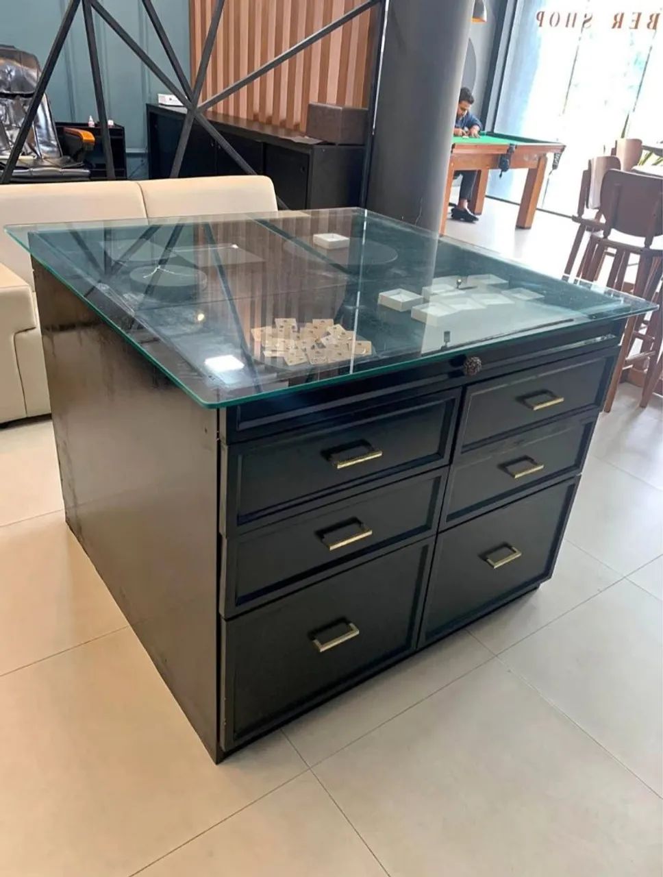 Vitrine Expositora para Loja com Tampo de Vidro e 12 Gavetas