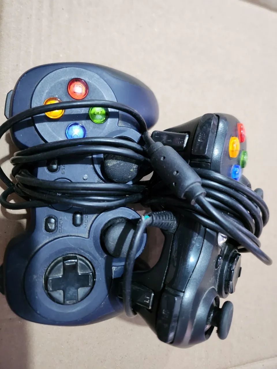 2 controles pra peças, exbox  - Foto 2