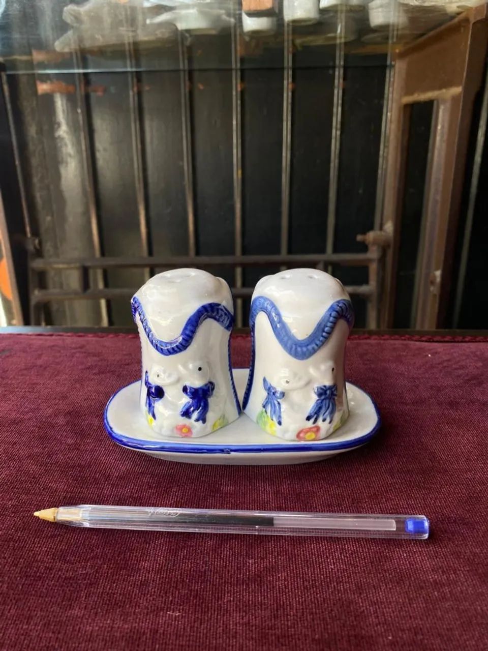 conjunto antigo saleiro e paliteiro em porcelana (ref:162)