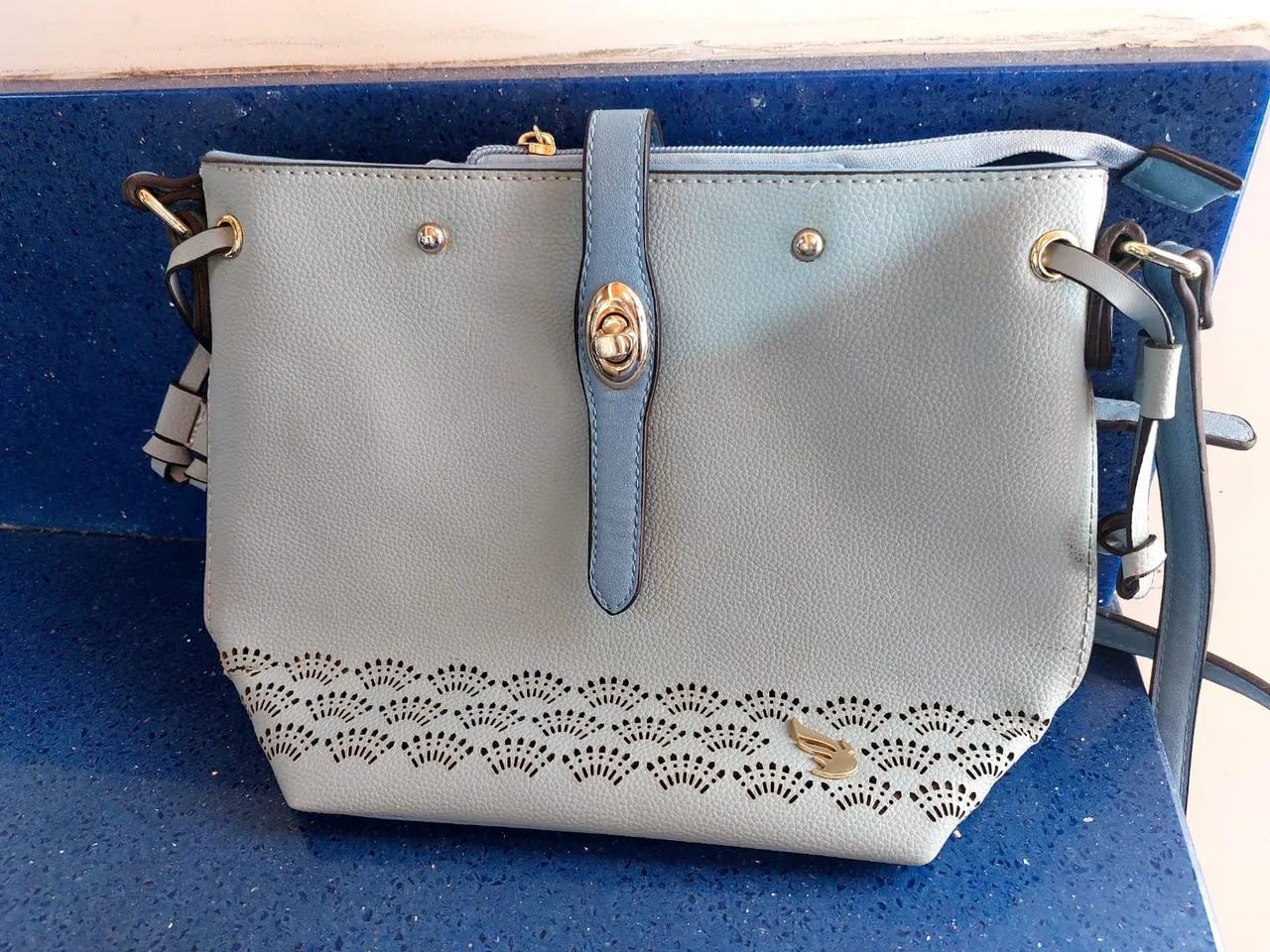 Bolsa feminina azul claro.