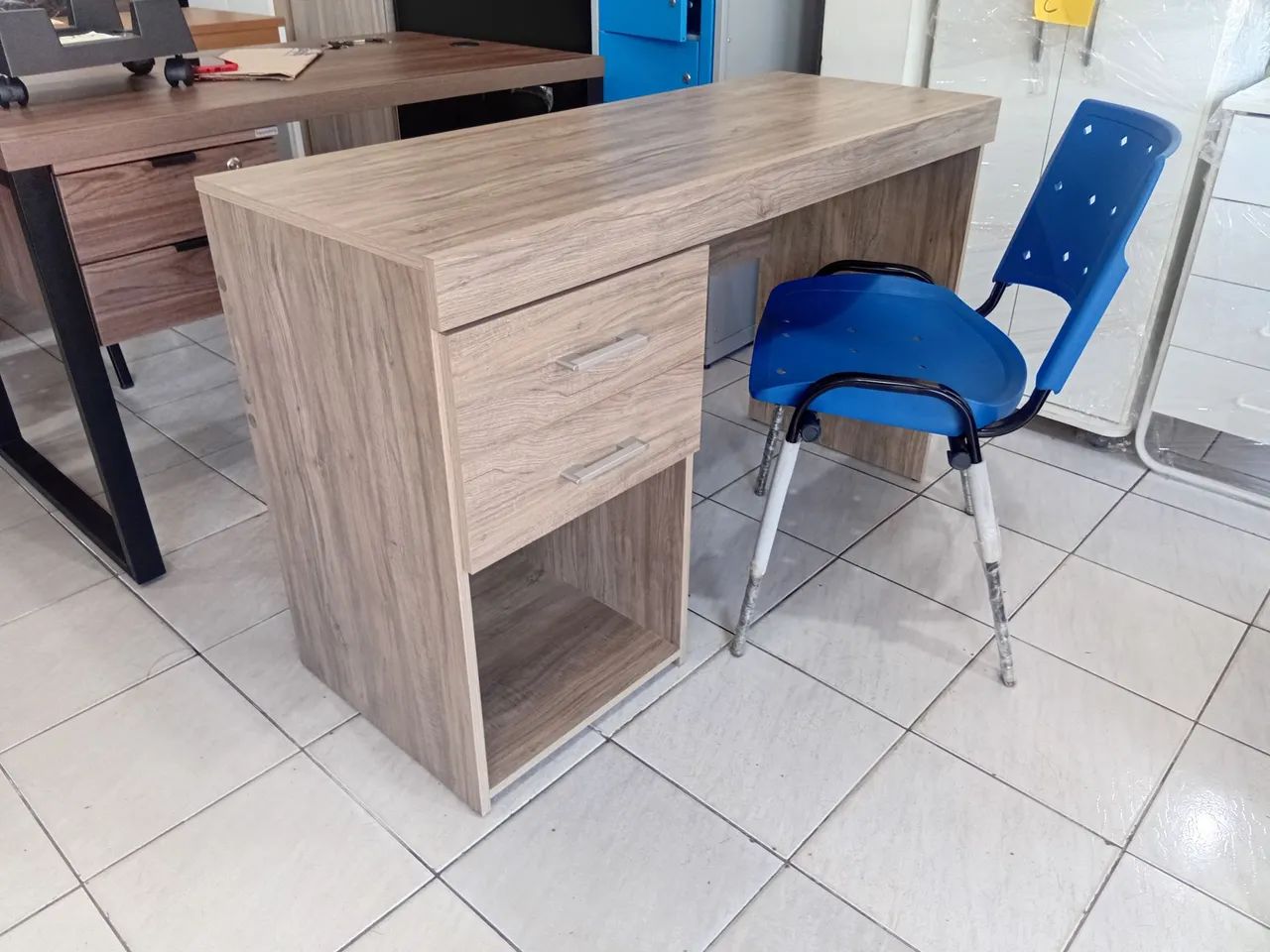 Mesa e cadeira azul 