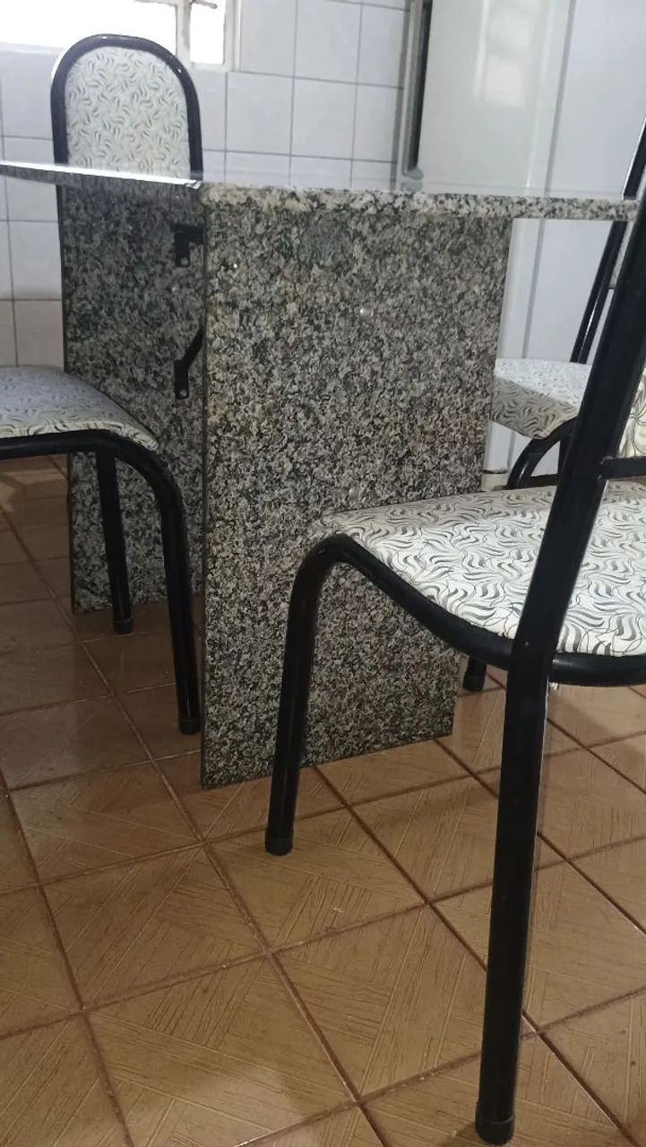 Mesa em Mármore, com 4 cadeiras  - Foto 2