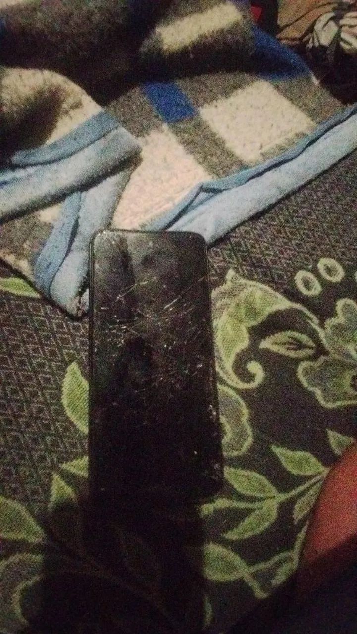 Vendo celular com tela quebrada e sem tampa traseira