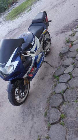 Vendo ou troco por carro moto GSX 1000R ano 2002 com pouco mas de 39mil rodado