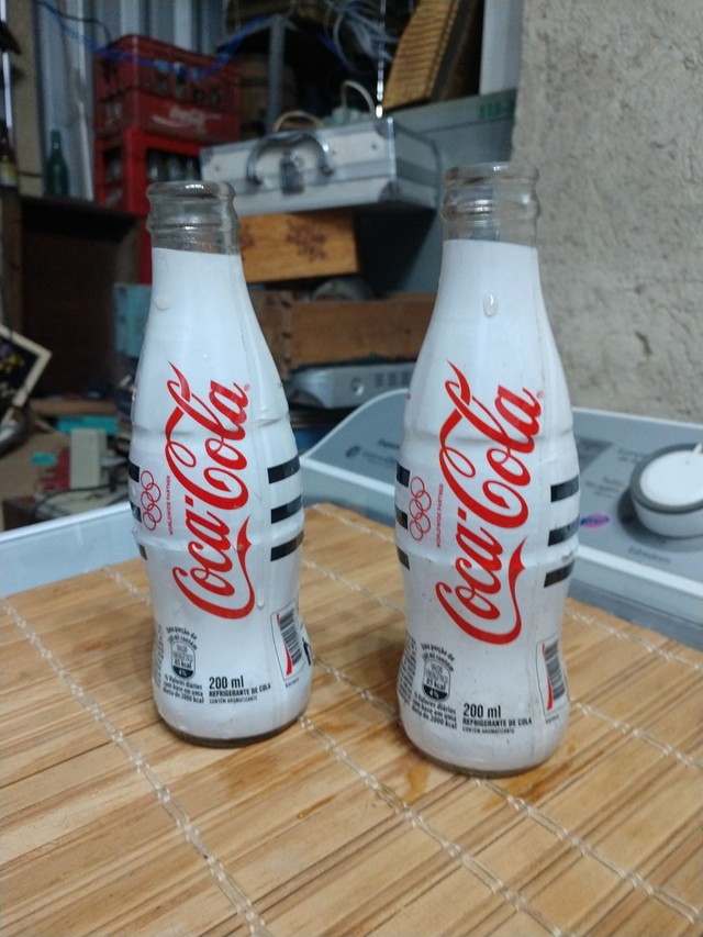 Duas garrafas refrigerante antigas coleção 