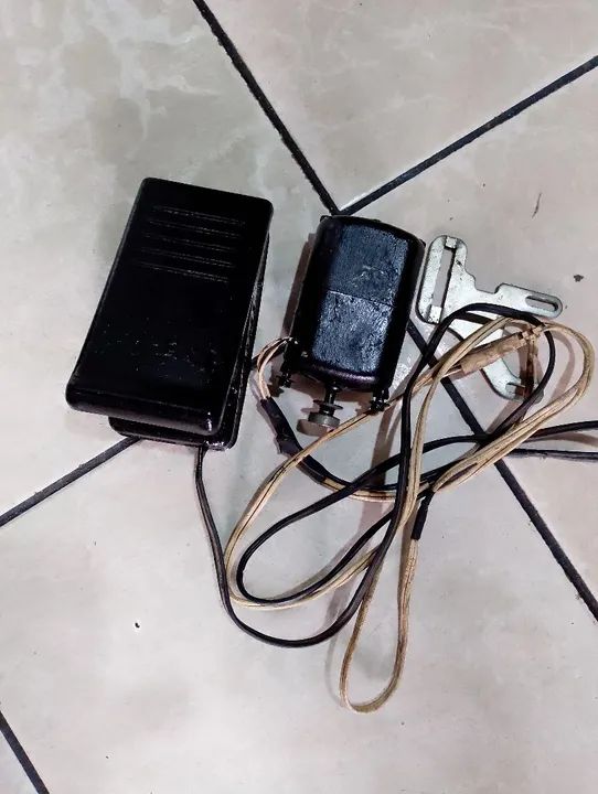 Motor de máquina de costura e pedal antiga funcionando. - Foto 2