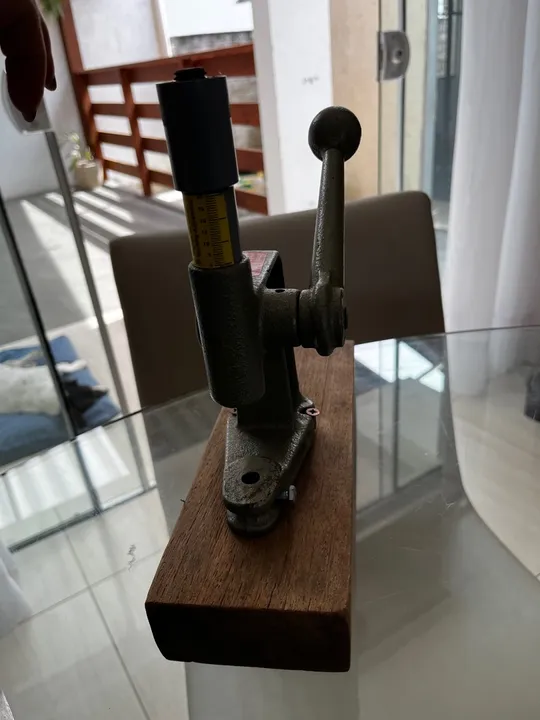 Maquina prensa para colocar botões