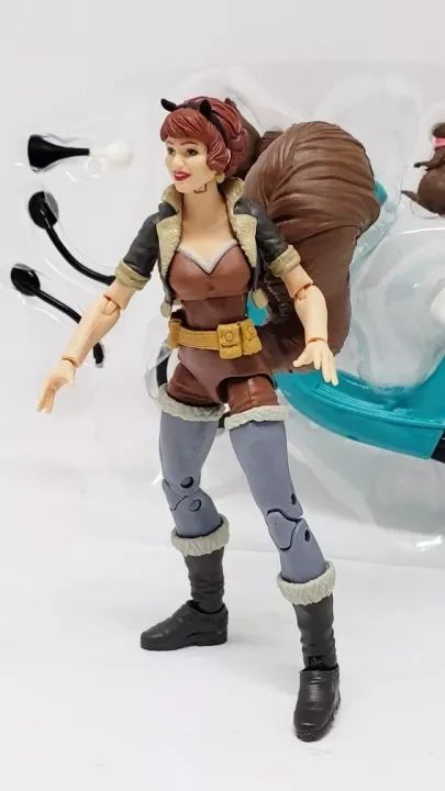 Marvel Legends Garota Esquilo Squirrel Girl com Scooter - Foto 4