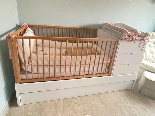 Berço com comoda/trocador embutidos/ possui bicama 