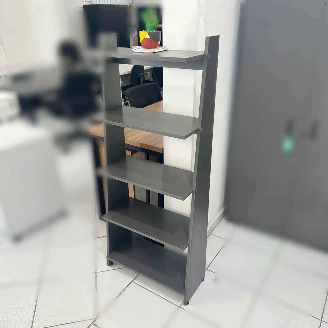 Estante Small chumbo para livros 