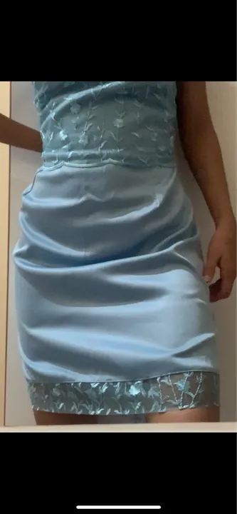 Vestido azul rendado
