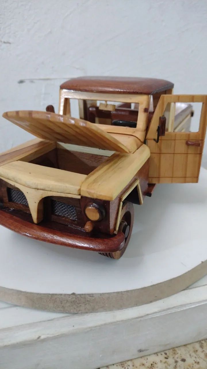 Miniatura de Caminhonete Artesanal em Madeira