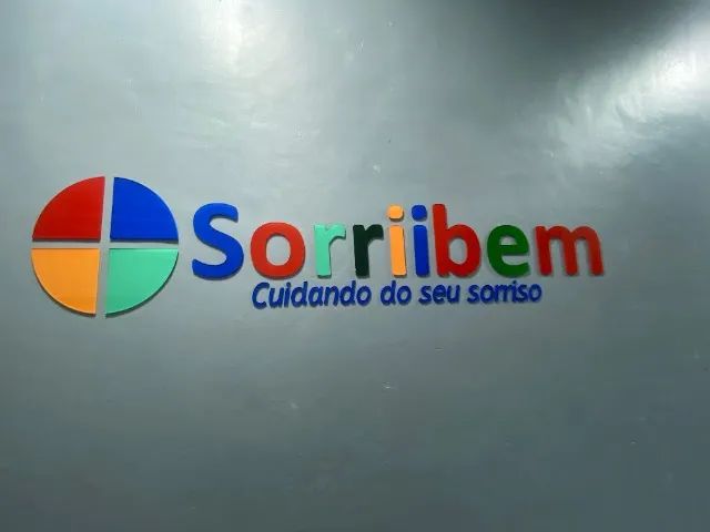 Letreiro logo em alto relevo