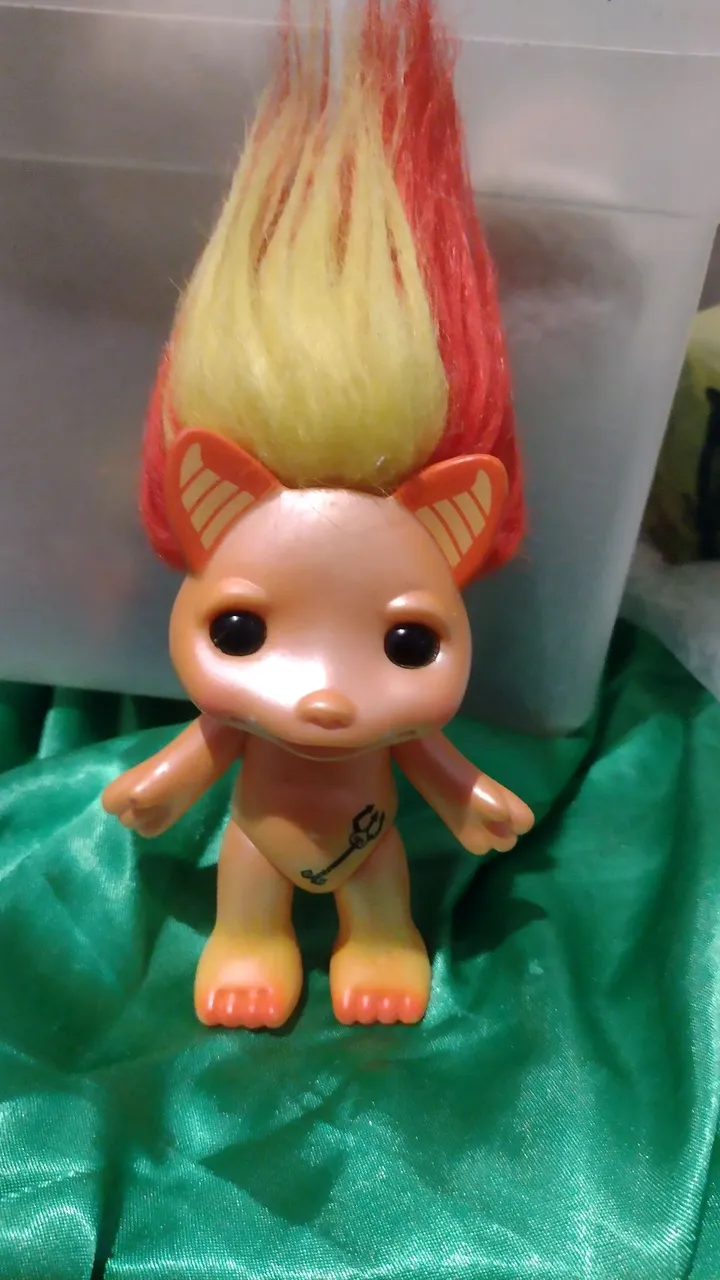 Troll Fofinho com Cabelo Colorido