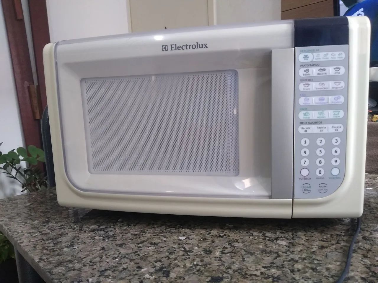 Microondas Eletrolux 31 litros, garantia de 3 meses.
