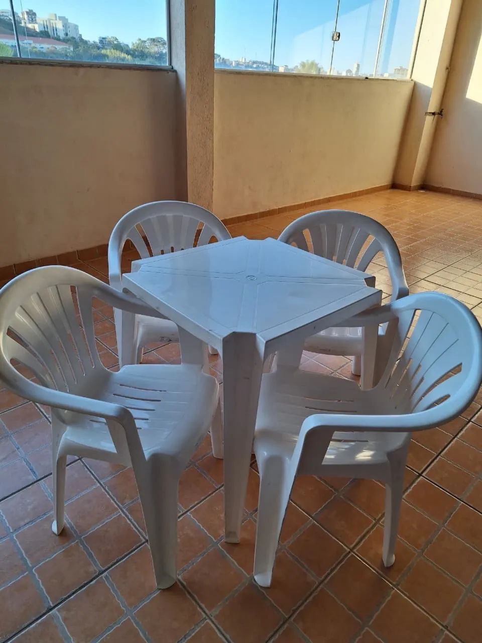 Jogo de 1 mesa + 4 cadeiras de plástico - Foto 4