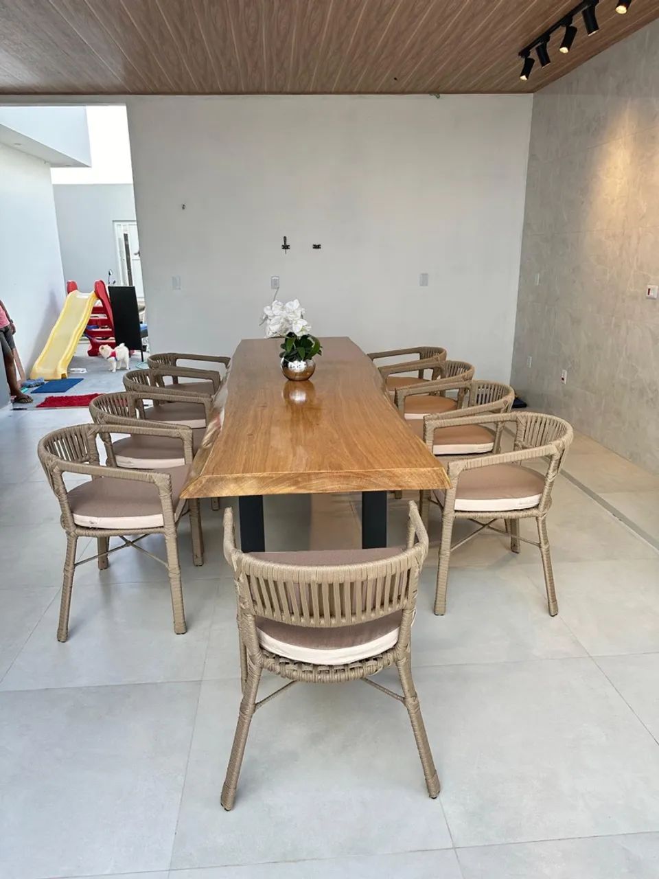 Mesa de Jantar em Madeira Maciça com Cadeiras.