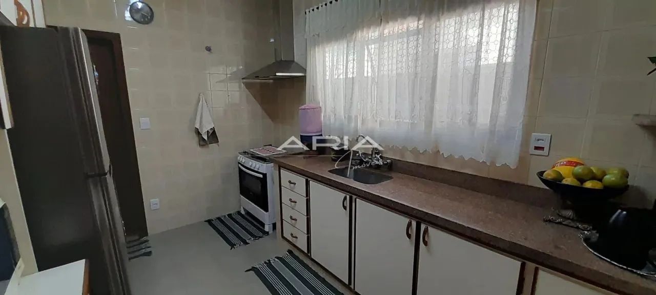 Linda e espaçosa casa para Venda, com 3 dorm - Foto 5