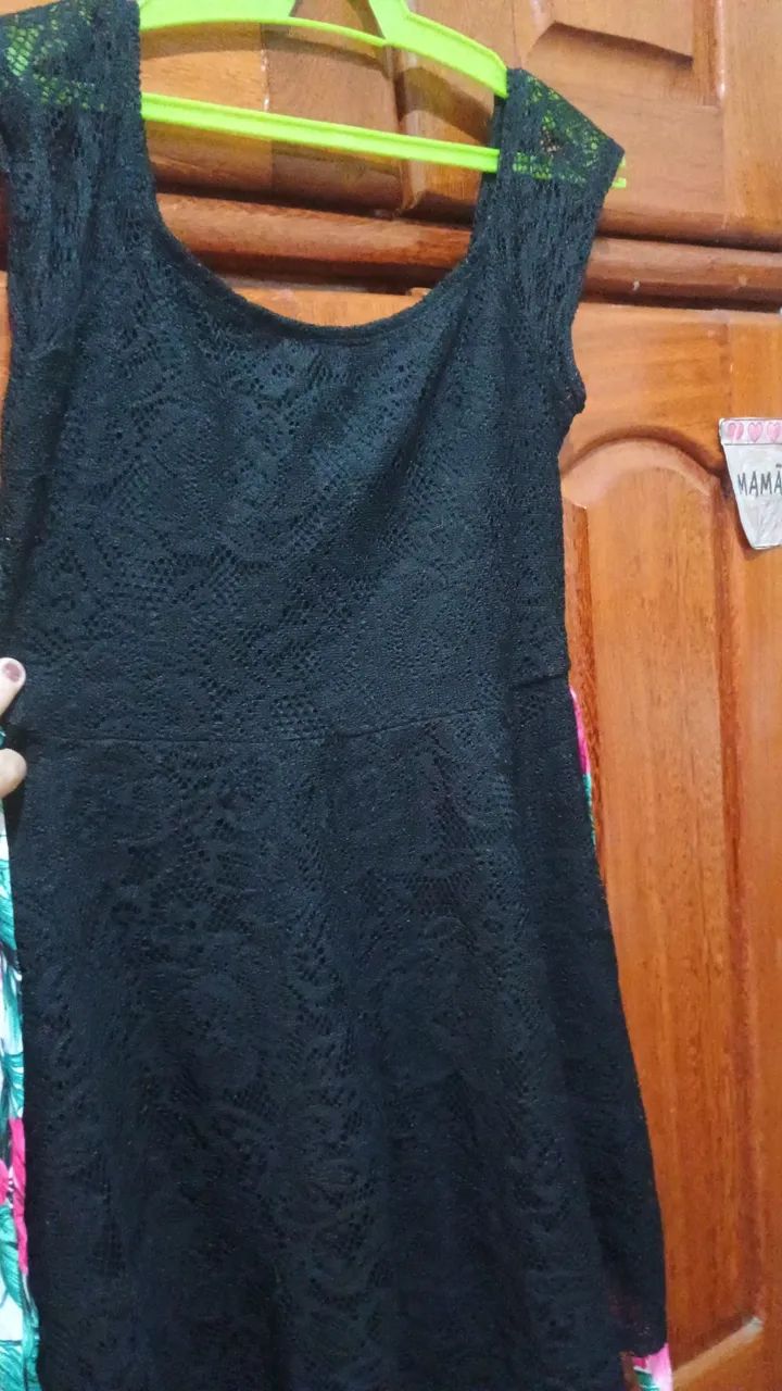 Vestido preto com cinto floral - Foto 3